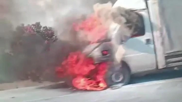 Alev alev yanan kamyonetini çaresizce izledi