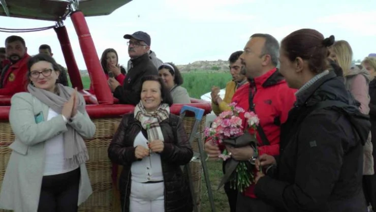 Anneler çiçeklerle uçtu