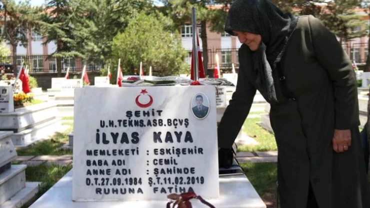Anneler Günü'nü şehit oğlunun mezarı başında geçirdi