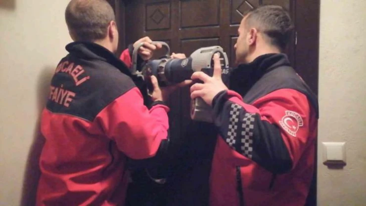 Annesi kardeşini banyo yaptırırken kapıyı kilitledi, evdekiler mahsur kaldı