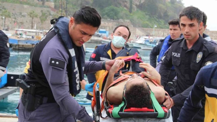 Antalya'da falezlerden düşen üniversite öğrencisini, deniz polisi kurtardı