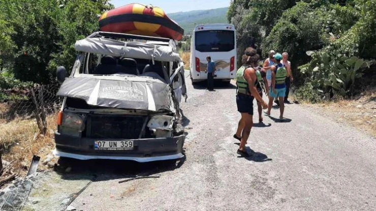 Antalya'da rafting dönüşü kaza: 8 yaralı