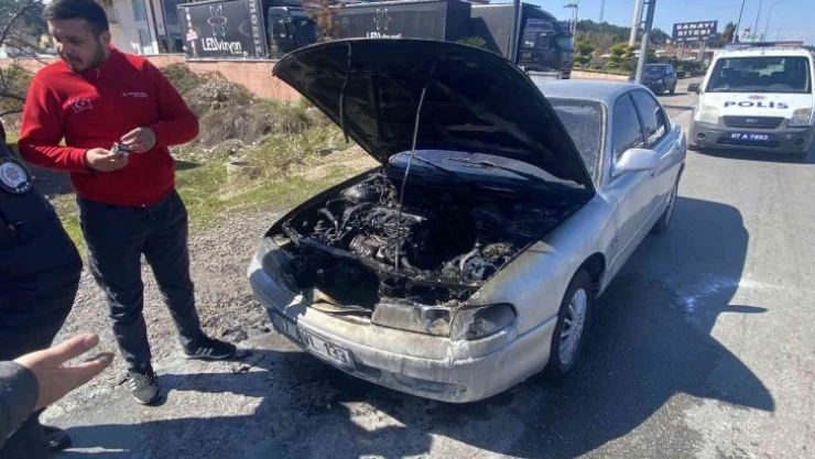 Antalya'da seyir halindeki otomobil yandı