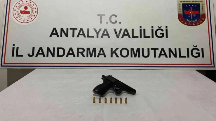 Antalya'da şüpheli şahsın aracında tabanca ele geçirildi