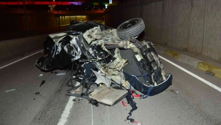 Antalya'da yön levhasına çarpan otomobil hurdaya döndü: 3 ölü