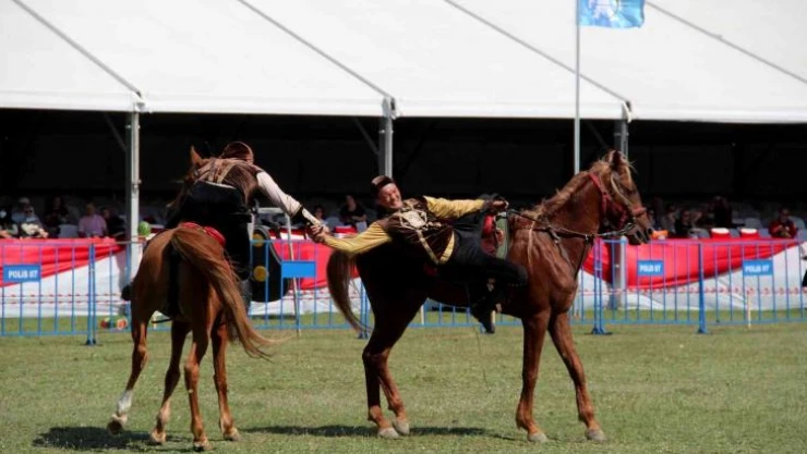 Antalya'da Yörük Türkmen Festivali'nde atlı görsel şov