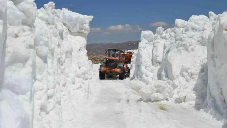 Antalya'nın yaylalarında inanılmaz karla mücadele çalışması