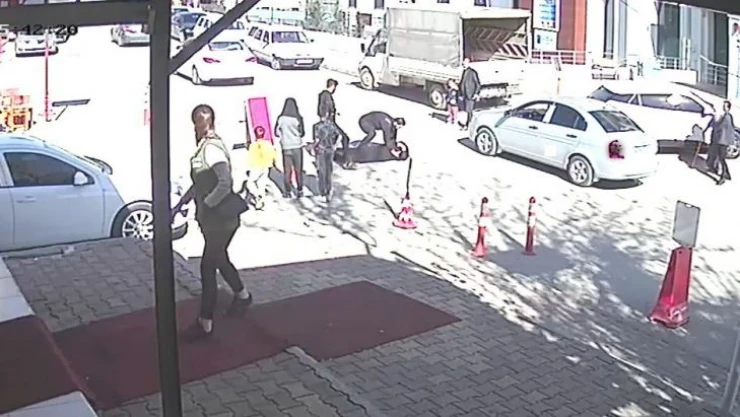 Aracın altında kalmaktan saniyeyle kurtuldu