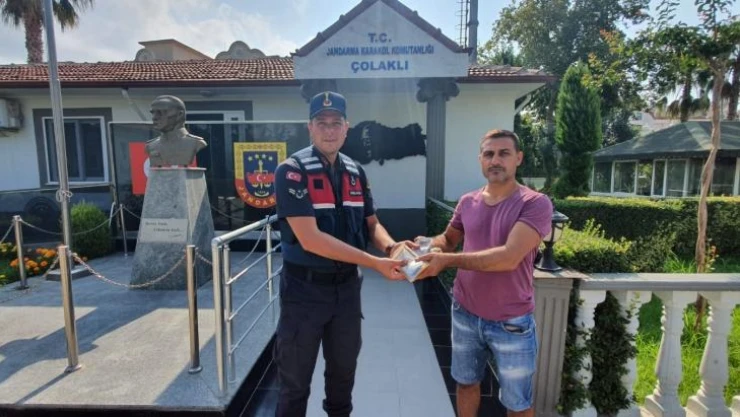 Aracın camını kırarken elini kesen hırsızı, kan izleri ele verdi