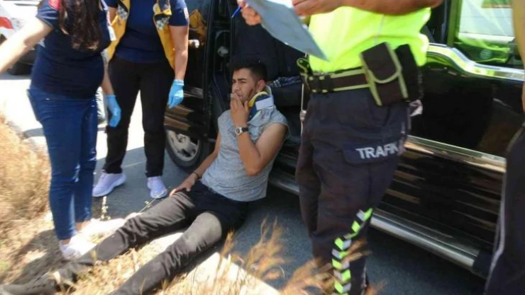 Aracın içine sıkışan arkadaşının kurtarılışını yaralı halde sigara yakarak izledi