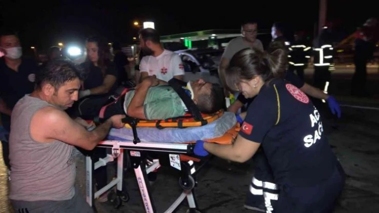 Araçta sıkışan sürücüyü çıkarmak için zamanla yarıştılar