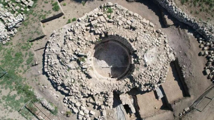 Aratos'un anıt mezarının altında başka bir yapıya ulaşıldı