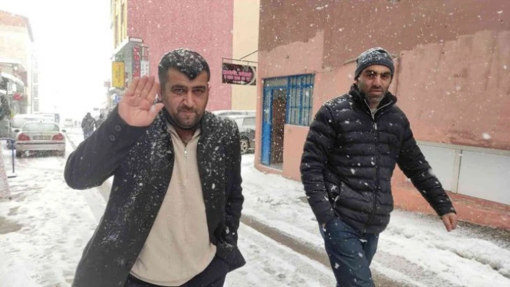 Ardahan'da kar yağışı nedeniyle 106 köy yolu ulaşıma kapandı
