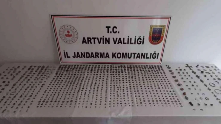 Artvin'de durdurulan yolcu otobüsündeki yolcudan bin 21 tarihi sikke çıktı
