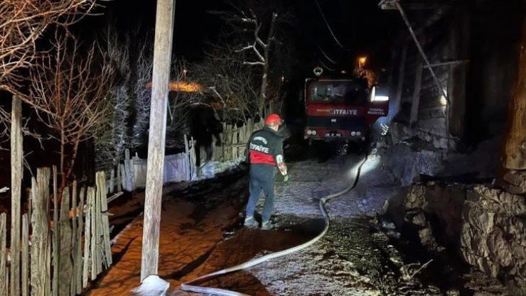 Artvin'de gece çıkan yangında iki katlı ev kullanılamaz hale geldi