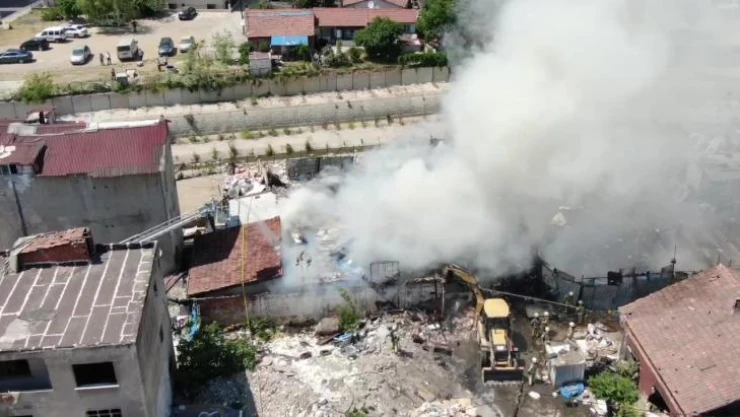 Ataşehir'de kağıt toplayıcılarının karton deposunda yangın