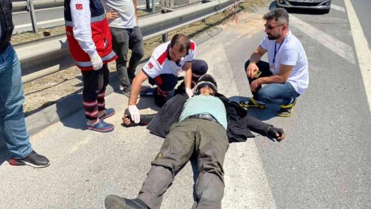 Ataşehir'de, motosiklet ticari taksiye çarptı