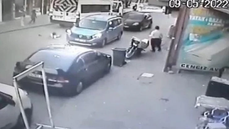Ataşehir'de otomobilin çarptığı çocuk yola savruldu