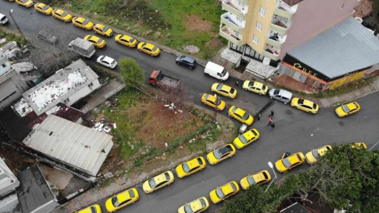 Ataşehir'de taksimetre güncellemesinde uzun kuyruklar oluştu