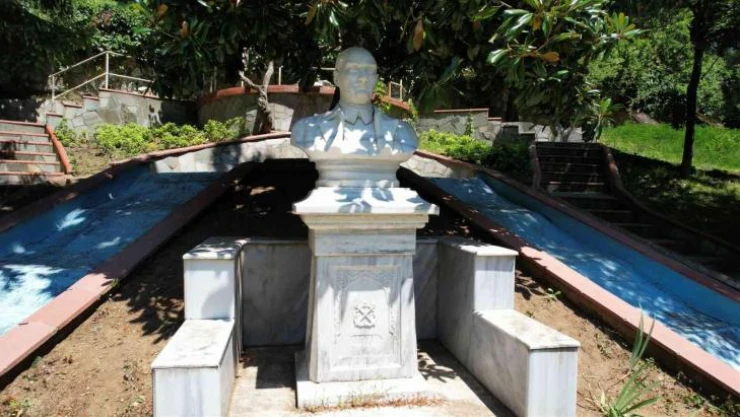 Atatürk'ün poz vererek yaptırdığı tarihi büst Termal'de sergileniyor