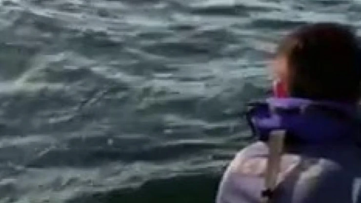 Avcılar'da polisten yüzerek kaçmaya çalıştı, o anlar kameraya yansıdı