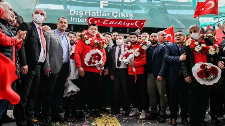 Avrupa Şampiyonları Kayaalp ve Fırat'a Türk bayraklı karşılama