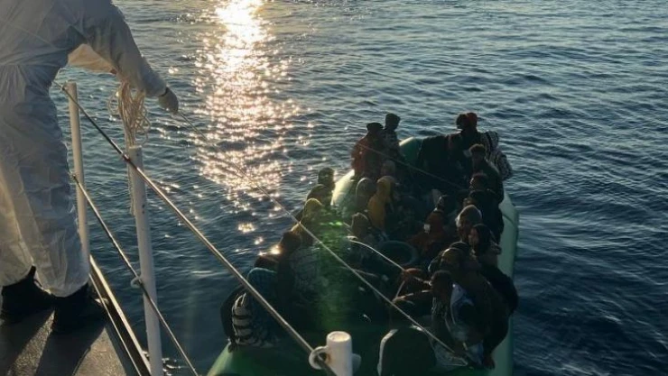 Ayvalık açıklarında 42 düzensiz göçmen yakalandı