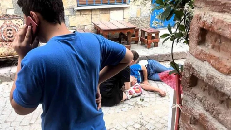 Ayvalık'ta sokak ortasında silahlı kavga 2 yaralı