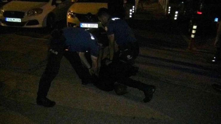 Babasıyla tartışan genç, polis ve itfaiye ekiplerine zor anlar yaşattı