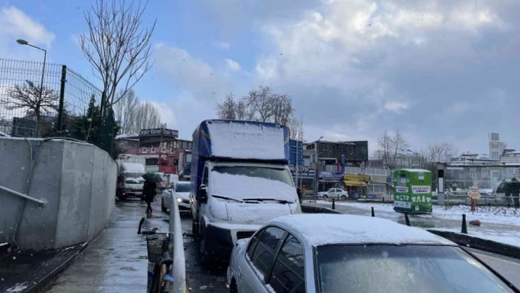 Bahçelievler'de kar yağışı aralıklarla devam ediyor