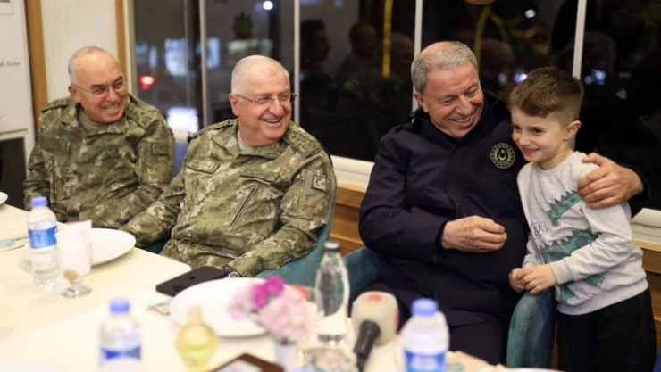 Bakan Akar beraberindeki Komutanlarla Irak sınırının sıfır noktasında iftar yaptı