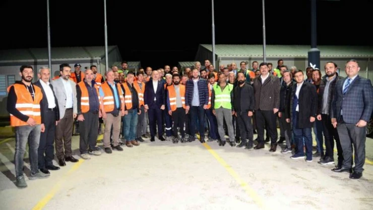 Bakan Karaismailoğlu işçilerle sahurda buluştu