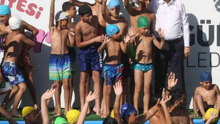 Bakan Kasapoğlu: 'Amacımız yüzme öğrenmek isteyen herkese yüzmeyi öğretmek'