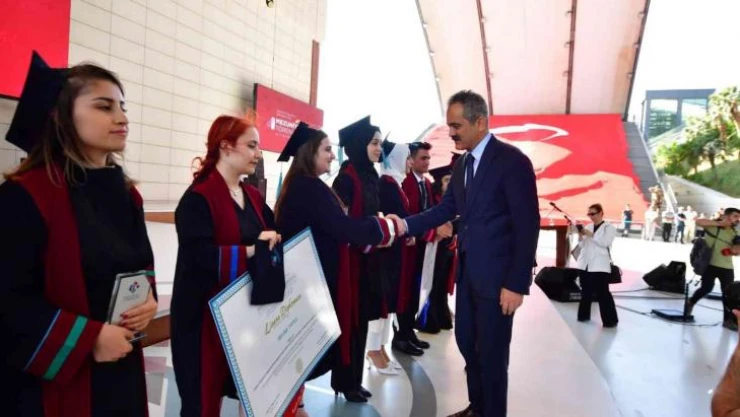 Bakan Özer, HKÜ'nün mezuniyet törenine katıldı