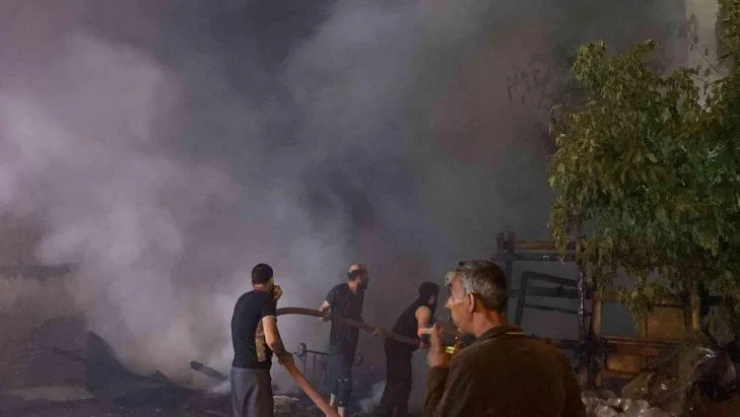 Barakada çıkan yangın apartmana sıçradı, mahalleli sokağa döküldü