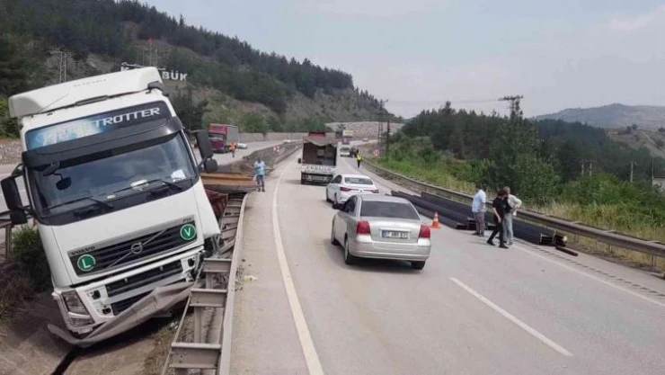 Bariyerleri kırıp refüje giren tırdaki yola savrulan demirlerin çarptığı araçtakiler ölümden döndü