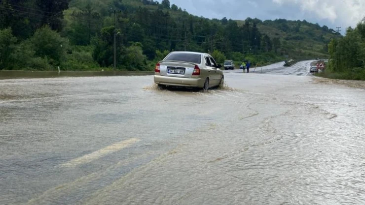 Bartın'da karayolunda taşkın yaşandı, ev ve işyerlerini su bastı