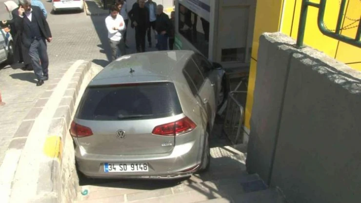 Başakşehir'de otomobil site girişine uçtu