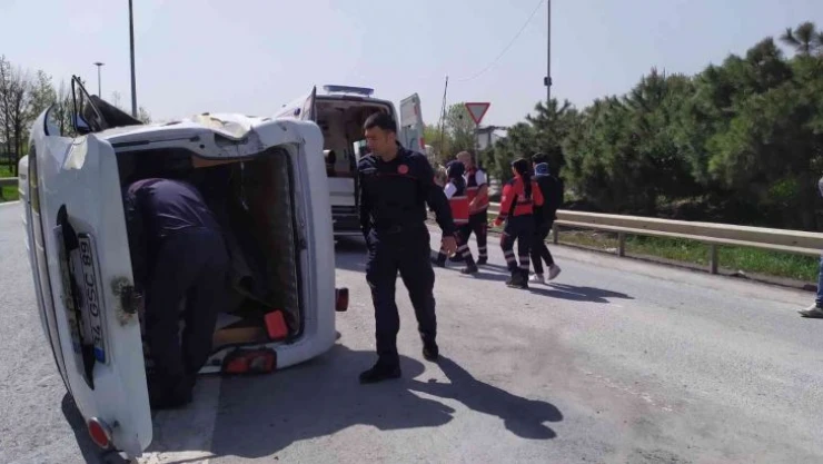 Basın Ekspres'te minibüs takla attı: 2 yaralı