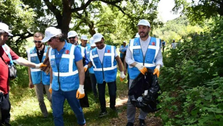 Başkan Tanır, gönüllülerle birlikte çöp topladı