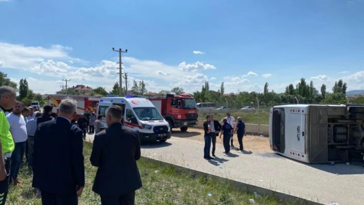 Başkent'te servis minibüsü devrildi15 yaralı