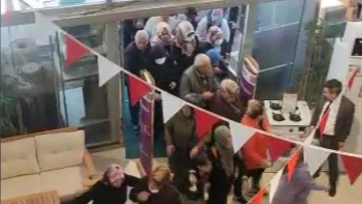 Başkentte açılış yapan mağazada indirim izdihamı