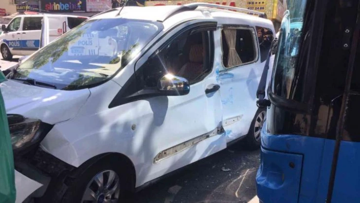 Başkentte halk otobüsü ile ticari araç çarpıştı: 2 yaralı