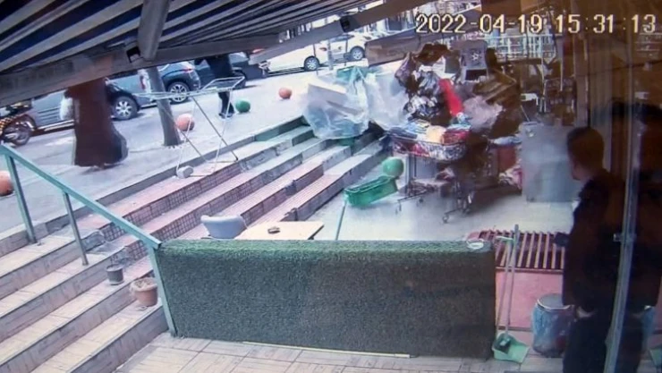 Başkentte kontrolden çıkan araç iş yerine girdi