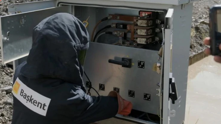 Batı Karadeniz'de meydana gelen yoğun yağış ve seller nedeniyle oluşan elektrik arızaları gideriliyor