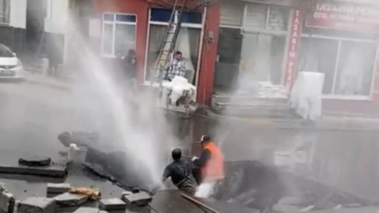 Bayrampaşa'da İSKİ'nin çalışması sırasında su borusu patladı