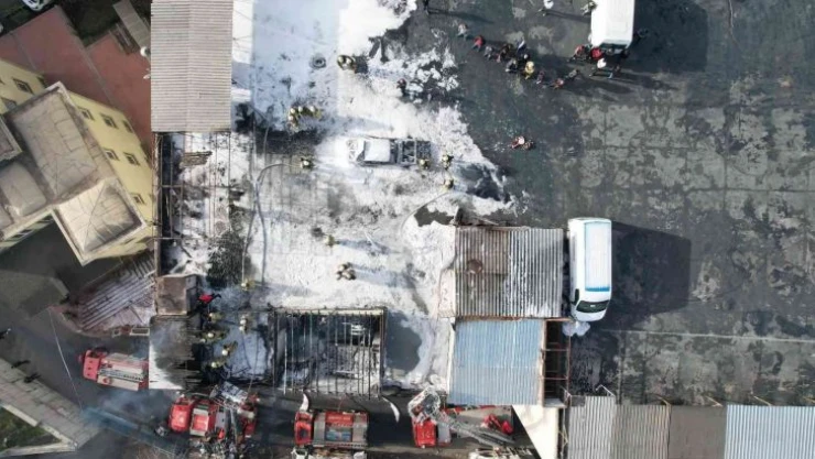 Bayrampaşa'da sanayi sitesinde yangın: 250 güvercin telef oldu, 1 araç küle döndü