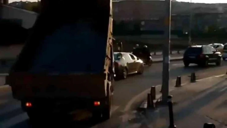 BEDAŞ'a ait kamyonet trafikte damperi açık şekilde ilerledi