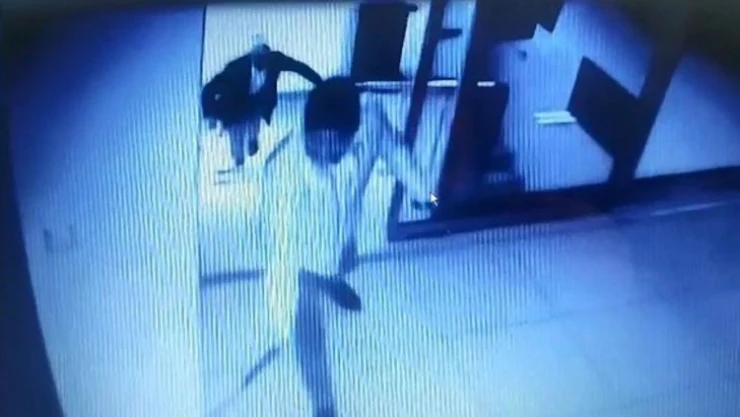 Belediye başkanına silahlı saldırıda bulunan şahsın belediye binasına girme anı güvenlik kamerasında