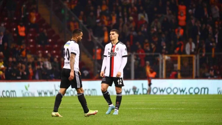 Beşiktaş bu sezon ilk derbi mağlubiyetini aldı